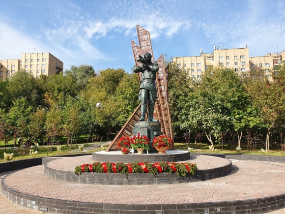 Памятник фронтовому кинооператору Красногорск