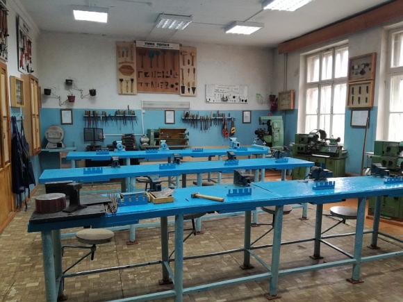 Слесарные станки в мастерской