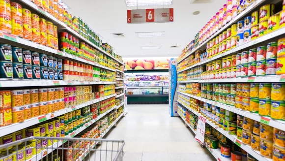 Полки супермаркета с продуктами