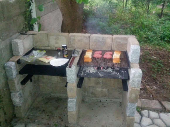 Мангальная зона из блоков на даче
