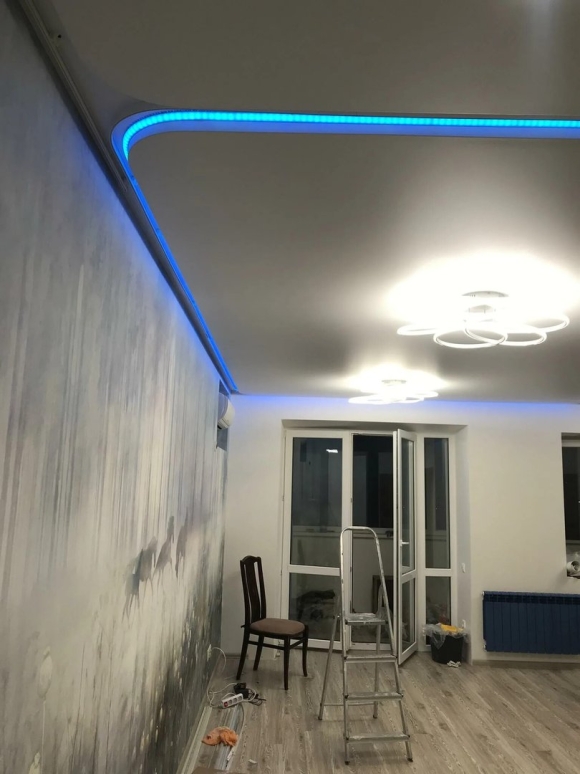 Натяжной потолок с подсветкой
