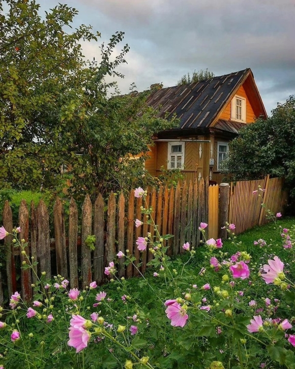 Красивый деревенский домик