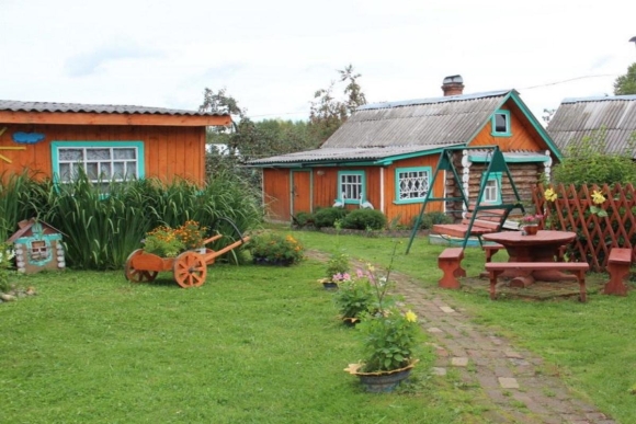 Красивый деревенский дворик