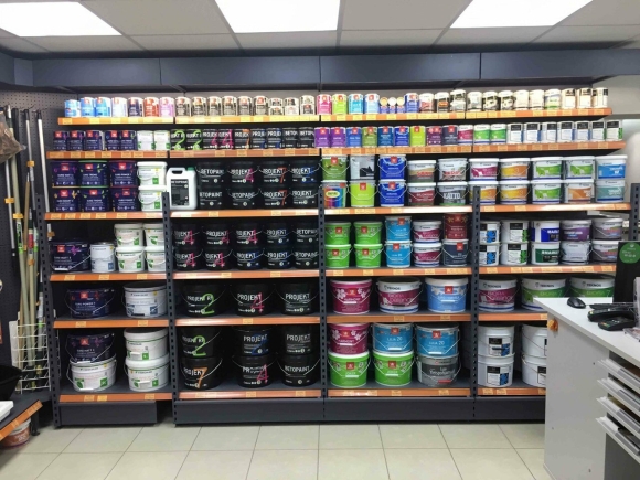 Выкладка краски в магазине