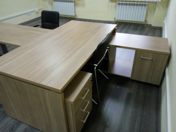 Стол руководителя с приставкой