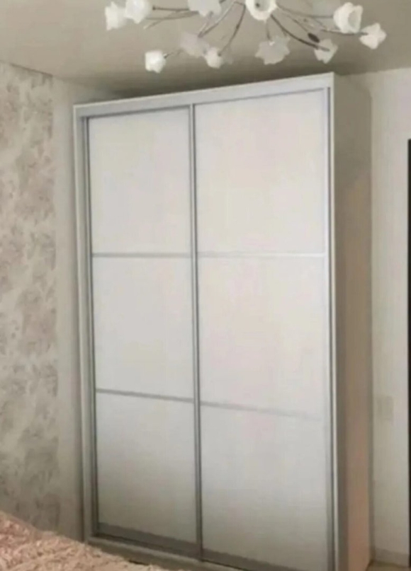 Белый встроенный шкаф в спальню