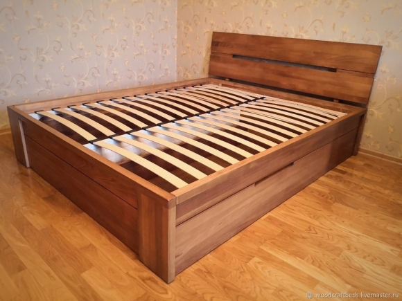 Кровать из массива