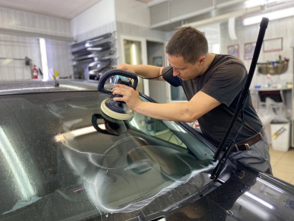 Полировка лобового стекла автомобиля