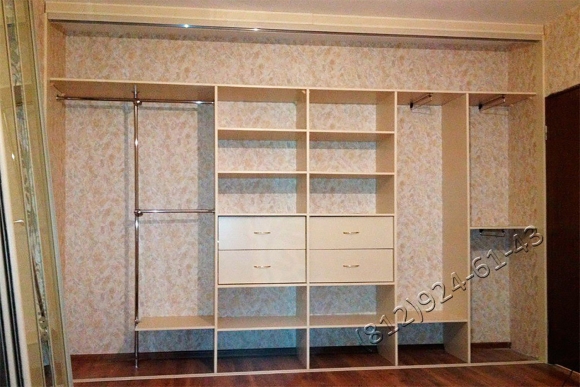 Шкаф встроенный в стену
