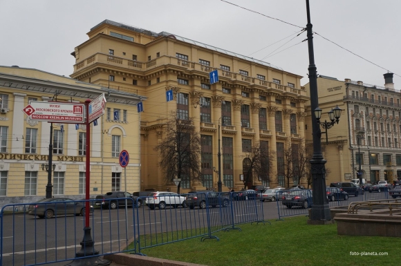Жолтовский дом на Моховой в Москве
