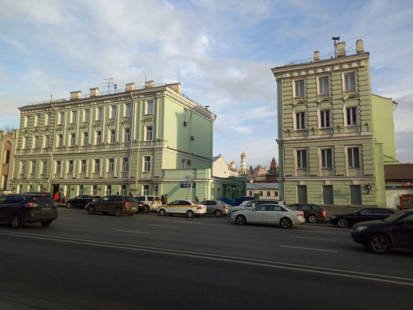Разорванный дом в Москве на Моховой