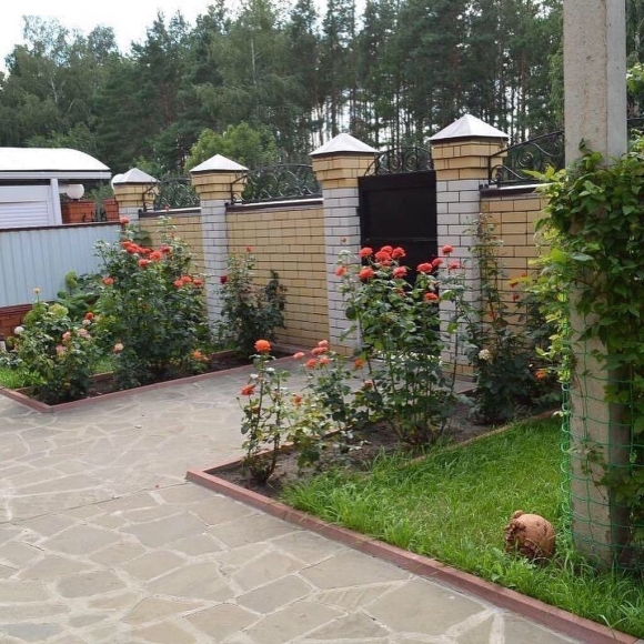 Ландшафт перед забором с улицы
