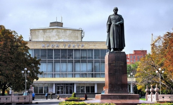 Памятник Коста Хетагурову во Владикавказе осетинский театр