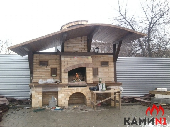 Барбекю из кирпича под навесом