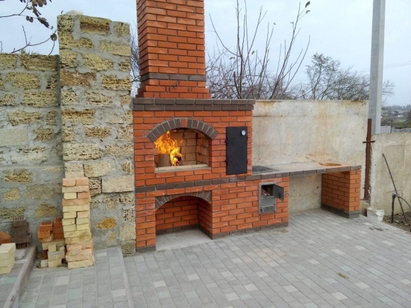 Мангальная зона с казаном и мангалом и коптильней из кирпича