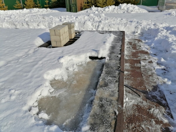 Снег на бетоне