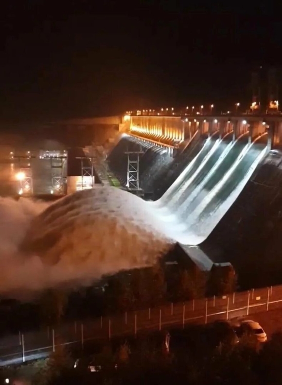 Красноярская ГЭС водосброс