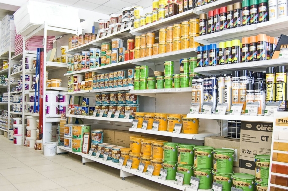 Выкладка товара в строительном магазине
