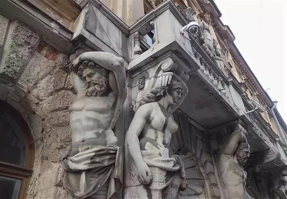 Атланты и кариатиды