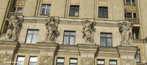 Дом на Котельнической набережной в Москве скульптуры