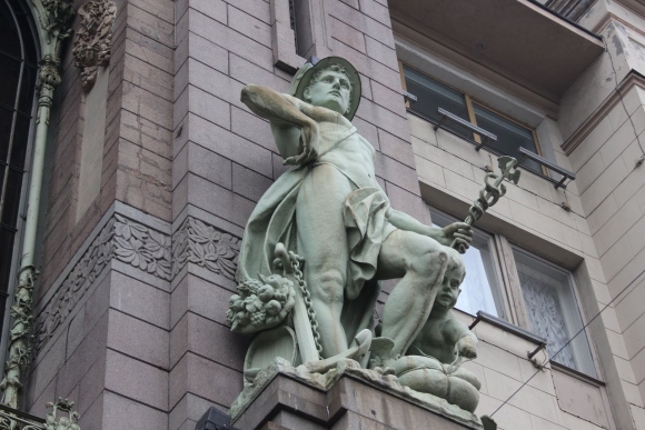 Скульптуры на зданиях СПБ