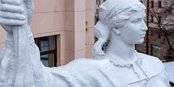 В Подколокольном переулке отреставрировали скульптуры