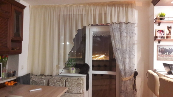 Шторы на кухню с балконной дверью
