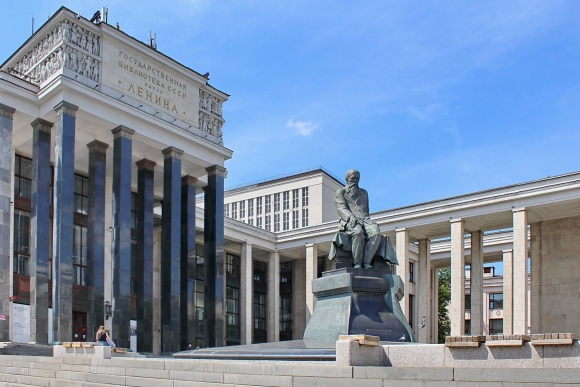 Памятник Достоевскому у библиотеки им Ленина