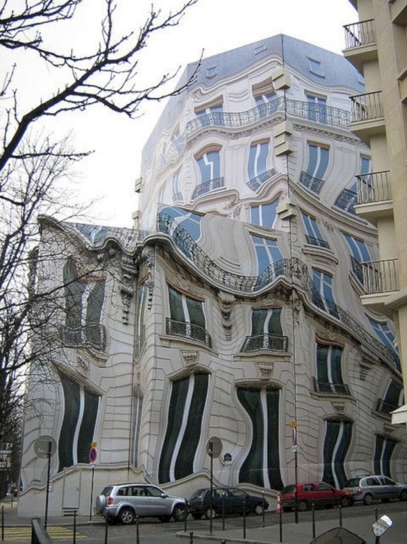 Кривое здание в Париже