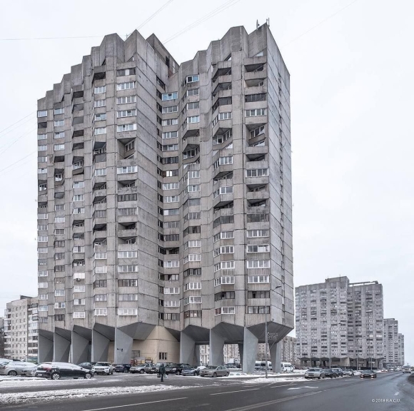 Дом на курьих ножках Новосмоленская набережная