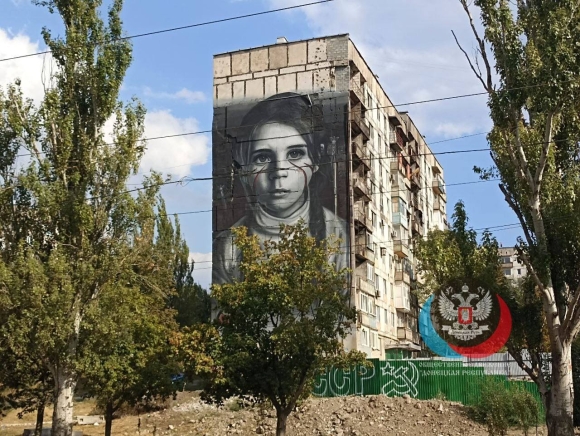 Мурал девочка Настя в Мариуполе