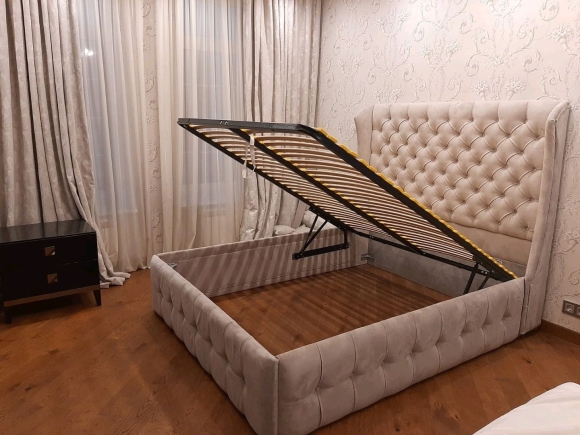 Кровати с каретной стяжкой и подъемным механизмом