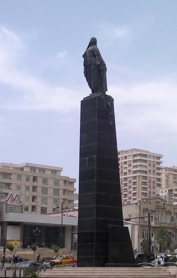 Памятник освобожденной женщине в Баку