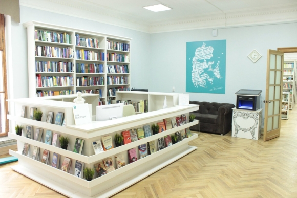 Украшение стеллажей в библиотеке