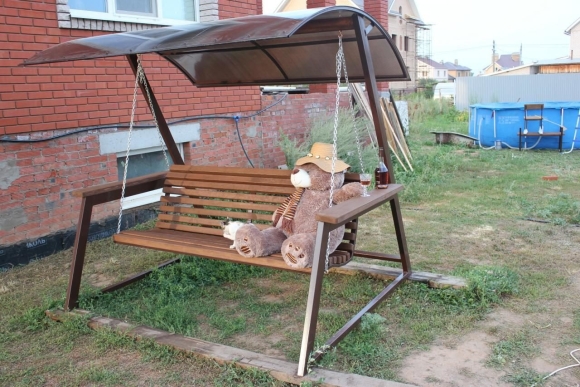Садовая качеля из металла
