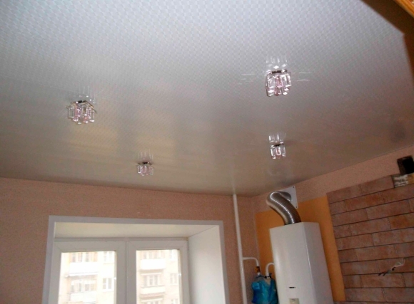 Пластиковые панели для потолка на кухню