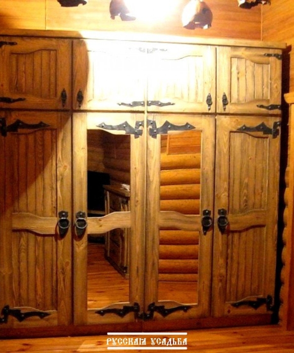 Шкаф из массива под старину