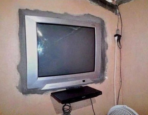 Кинескопный телевизор в стене