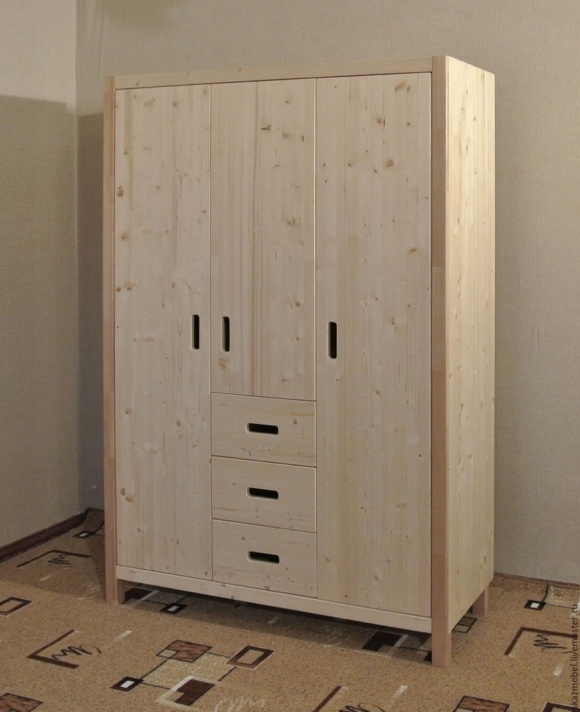 Шкафчик из дерева