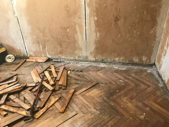 Демонтаж деревянного пола в квартире