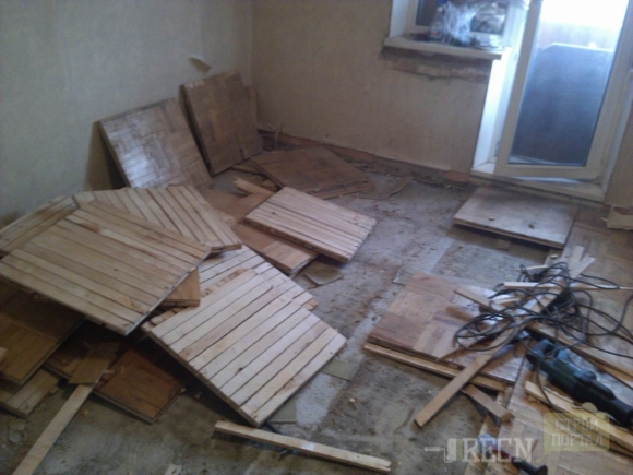 Демонтаж деревянного пола в квартире