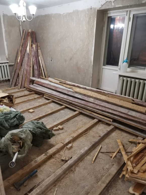 Демонтаж деревянного пола в квартире