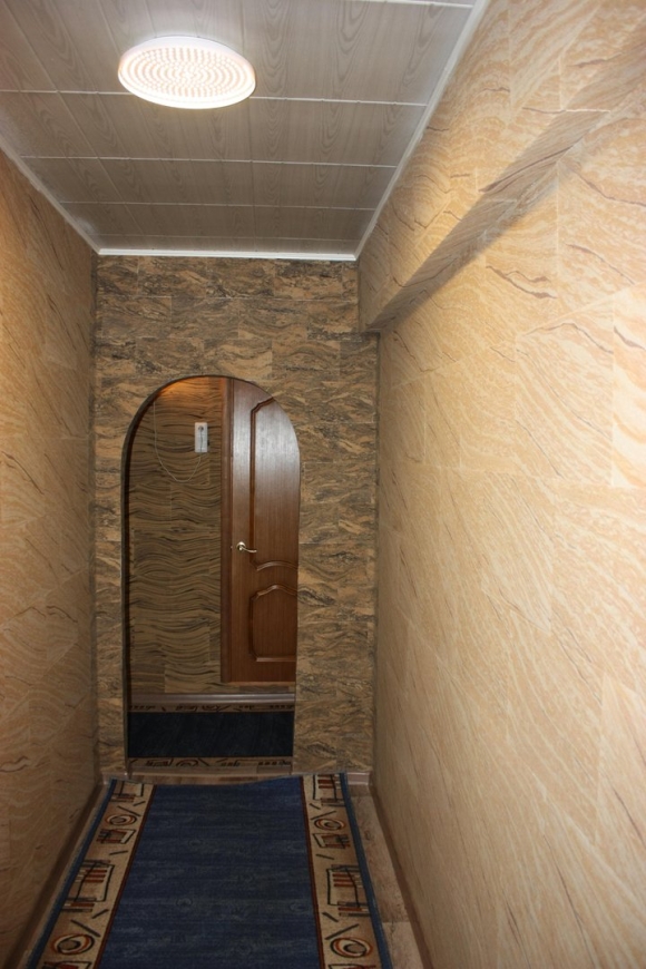 Гибкий камень в интерьере коридора