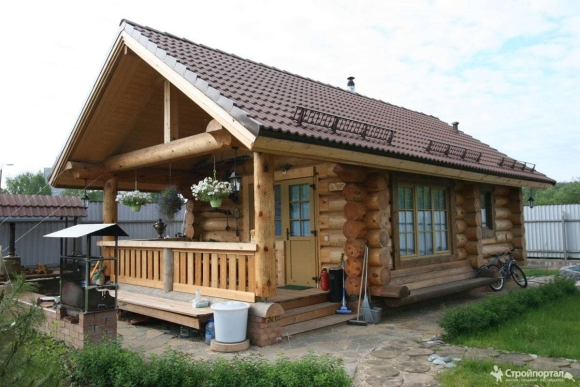 Баня из бревна с верандой