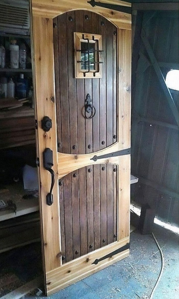 Деревянная дверь из досок