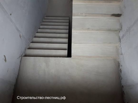 Лестница бетонная двухмаршевая бетонная