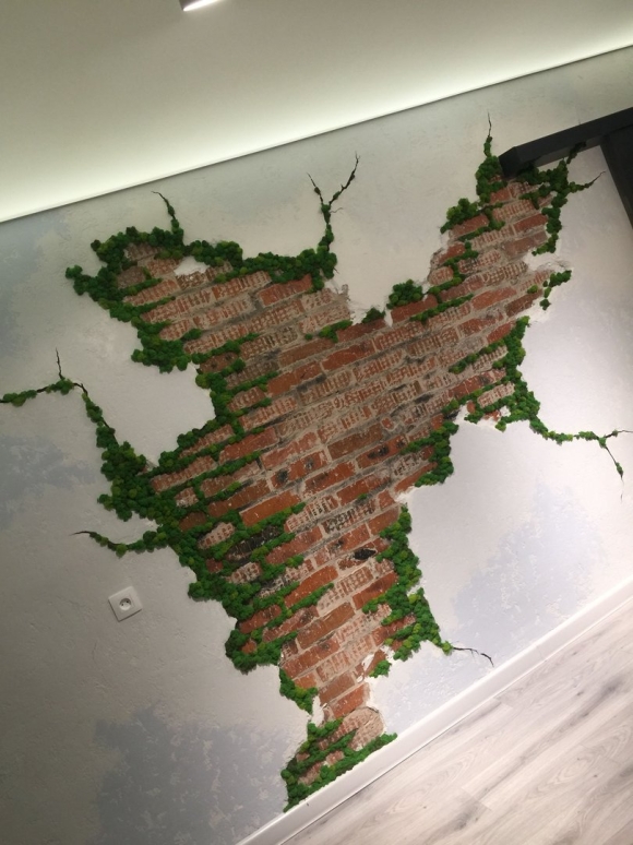 Кирпичики и мох в интерьере