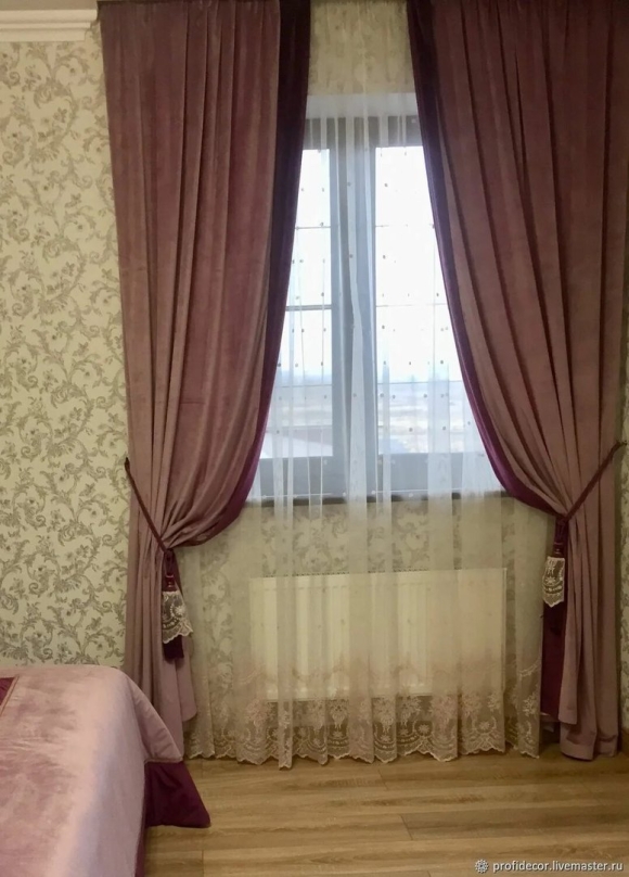 Бархатные шторы в спальне