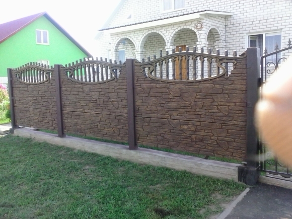 Бетонный забор коричневый