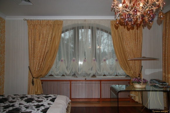 Короткие занавески в спальню